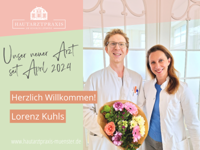 Prof Sabine Steinke begrüßt Lorenz Kuhls   den neuen angestellten Arzt in der Hautarztpraxis am Hohenzollernring